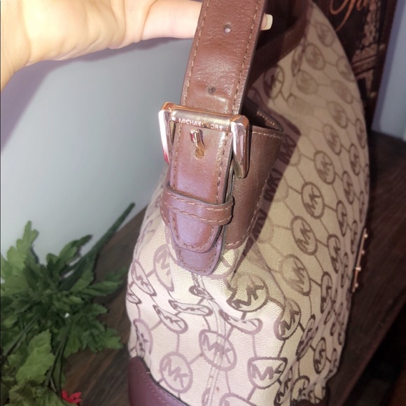 Michael Kors Millbrook Signature Tote - Picture 2 of 6